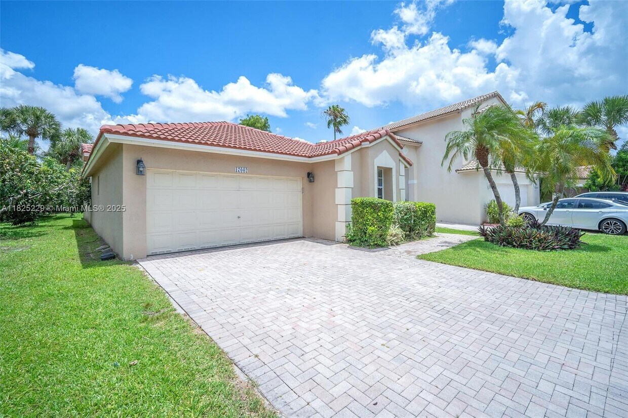 Foto principal - 17002 NW 10th St