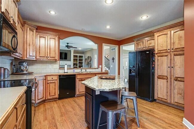 Foto del edificio - Large open and bright 4 bedroom 3.5 bath home