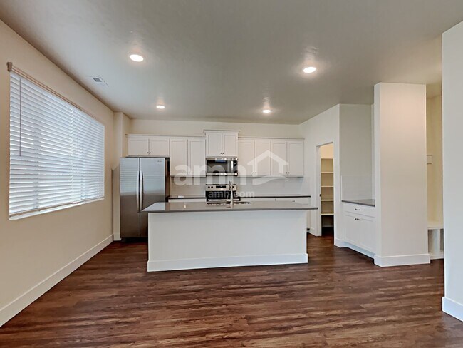 Building Photo - 9472 W Chino St