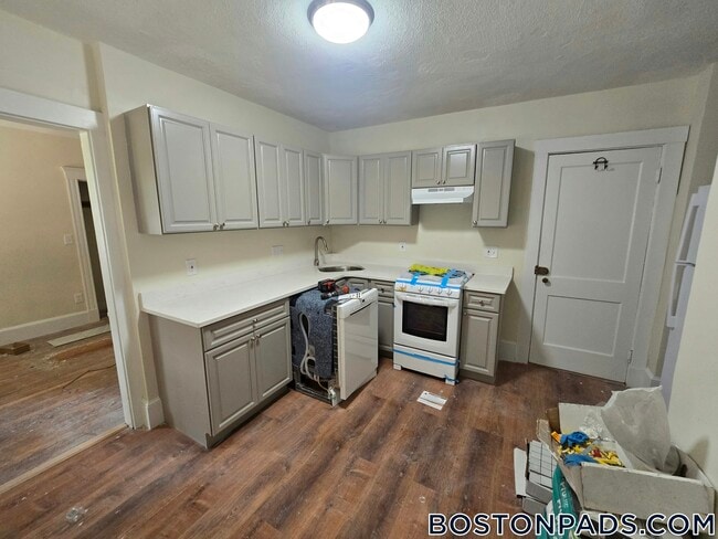 Building Photo - 16 Lakeville Rd