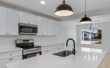 Building Photo - 2320 E Whitton Ave