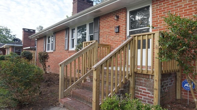 Building Photo - 705 N Grace Ave