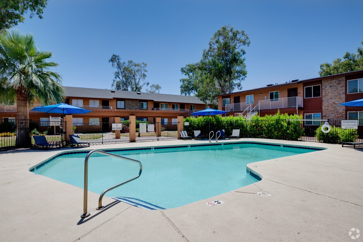 Equinox on Indian School Apartments at 2225 W Indian School Rd Phoenix, AZ