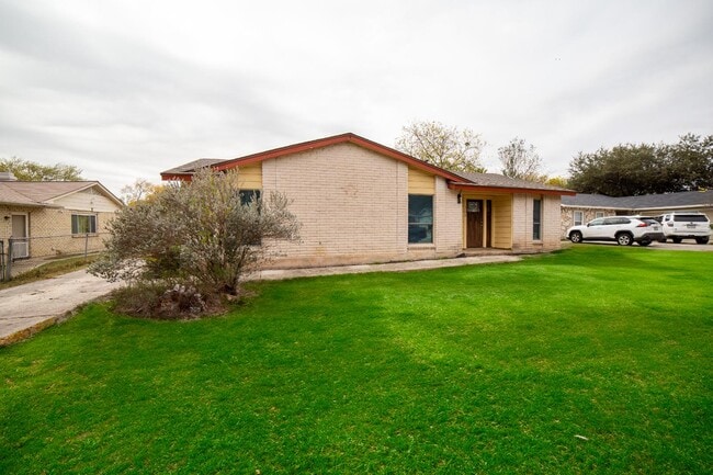 Building Photo - 309 Royal Dr