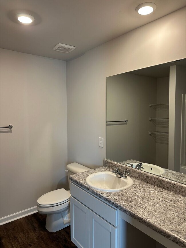 Foto del edificio - *$99 First TWO MONTHS RENT* Brand New  Thr...