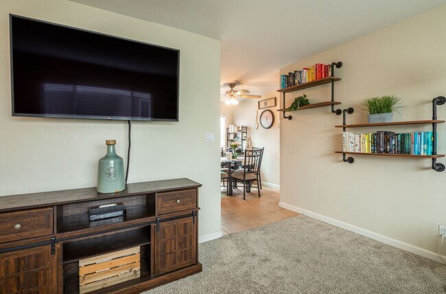 Foto del edificio - 2 Bedroom, 2 Bath Town Home in Gate Community
