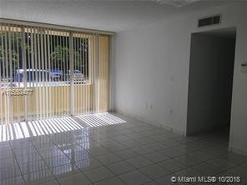 Foto del edificio - 8050 NW 8th St