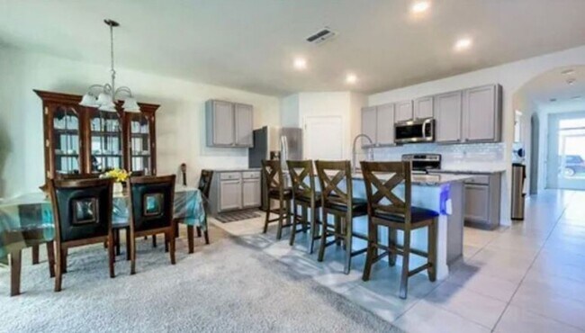 Foto del edificio - AVAILABLE DEC.1ST, 4 BEDROOM ONLY $2500 A ...