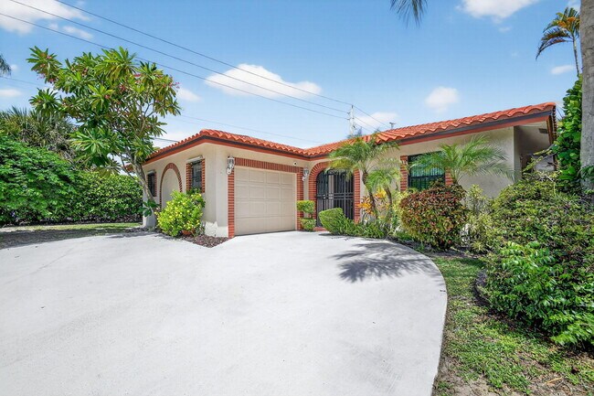 Building Photo - 1035 Soelca Dr