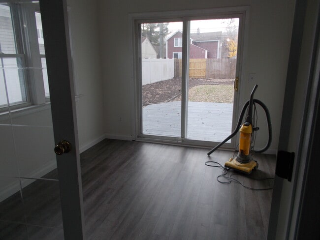 Building Photo - 3341 Buckingham Ave