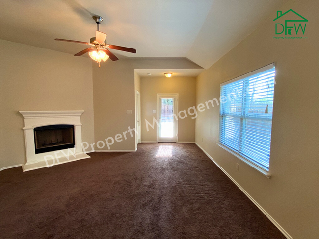Foto del edificio - Stunning 4 Bedroom 2 Bathroom 2-Car Garage...