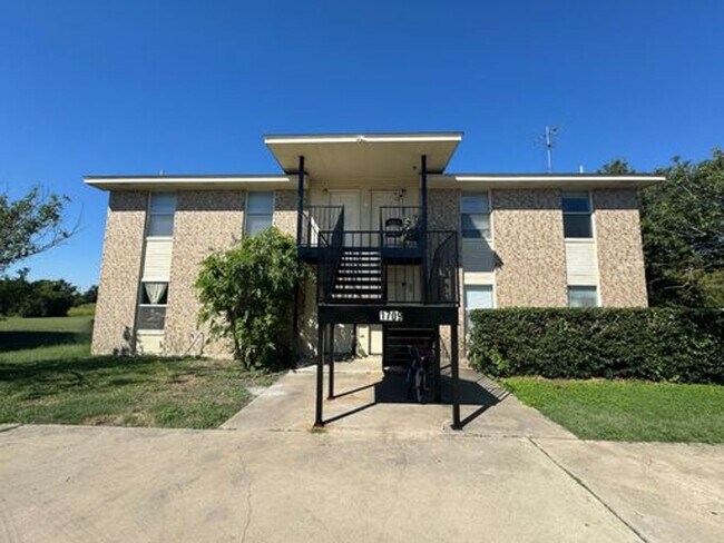 Foto del edificio - 1709 Cedarhill Dr