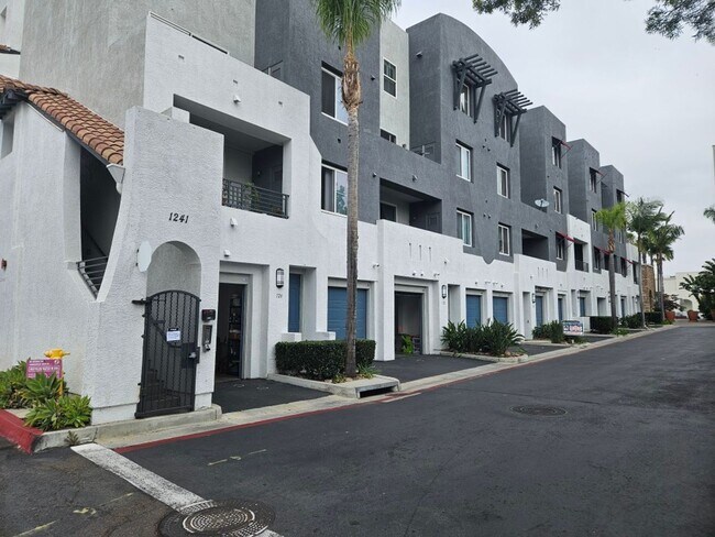 Foto del edificio - 1241 Santa Cora Ave