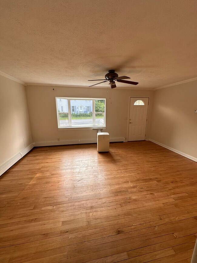 Building Photo - 3 bedroom single family house with attache...