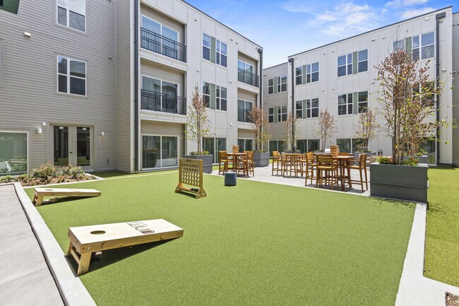 Building Photo - 596 W 9th St