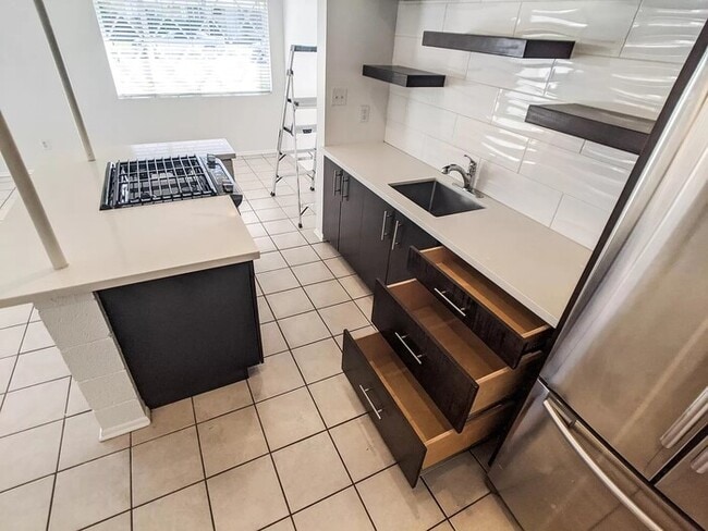 Building Photo - Large 1bed/1bath. Midcentury modern