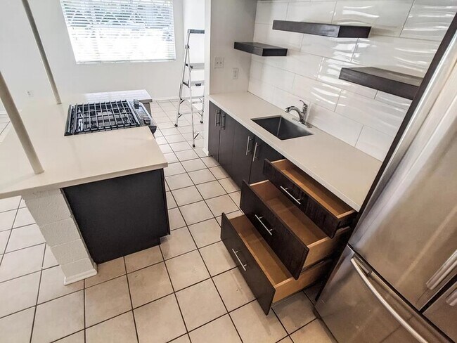 Foto del edificio - Large 1bed/1bath. Midcentury modern