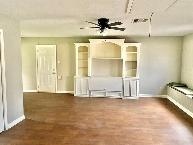 Building Photo - 6230 Standing Oaks Dr
