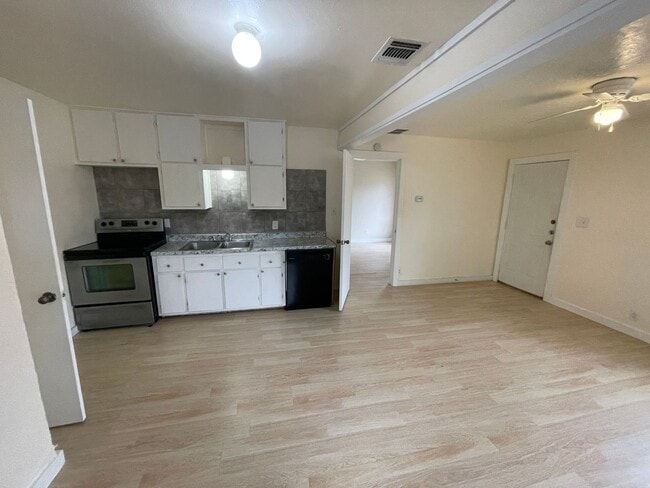 Foto del edificio - 107 W Texas Ave