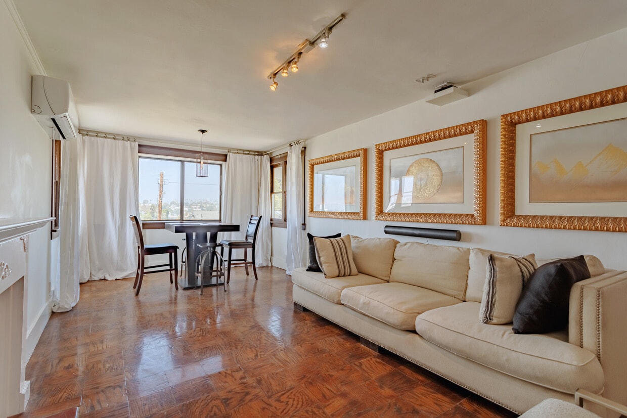 Living Area - 1100 Coronado Ter