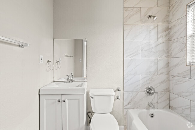 1 habitación, 1 baño - 368 pies cuadrados - Baño - Sycamore Creek Apartments