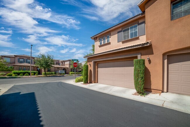 Building Photo - Beautiful Townhome in Summerlin