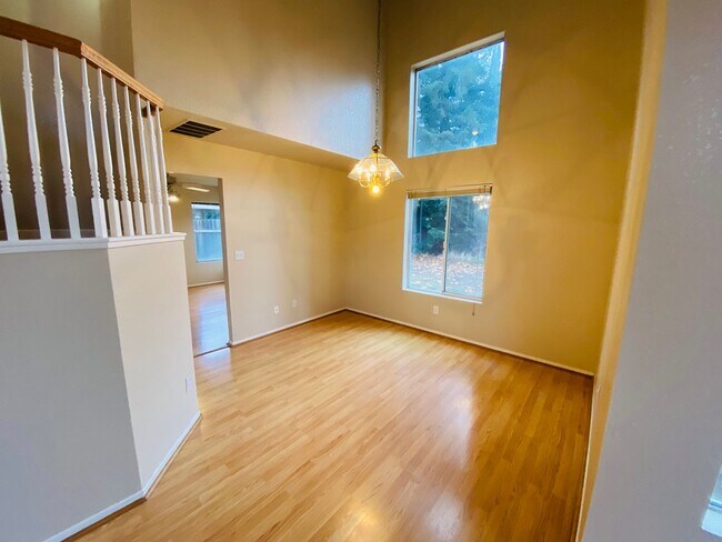 Building Photo - Home in a Quiet Cul-De-Sac