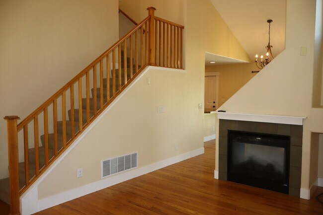 Building Photo - Stunning Modern Five Bedroom Home in Loveland