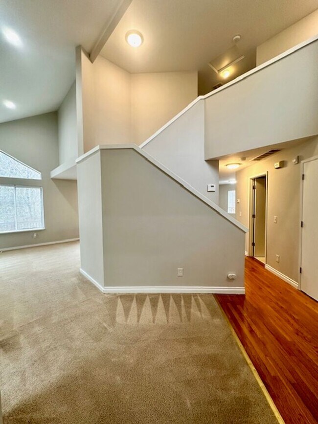 Building Photo - Lovely 3 Bedroom Home with garage in Quiet...