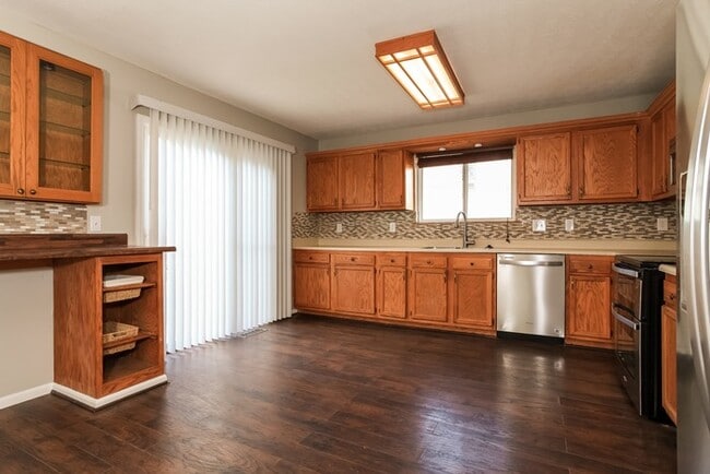 Building Photo - Stunning 3 Bedroom 2-Story Home in Hamilto...