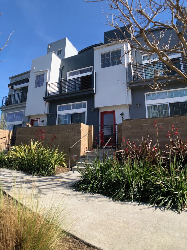 Building Photo - 5300 Playa Vista Dr