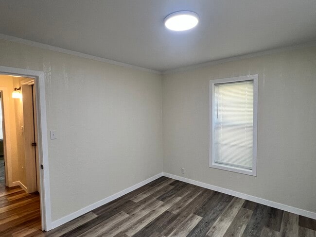 Foto del edificio - 929 E Sullenberger Ave