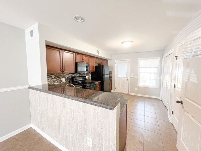 Foto del edificio - 2 Bedroom 1.5 Bath Townhome