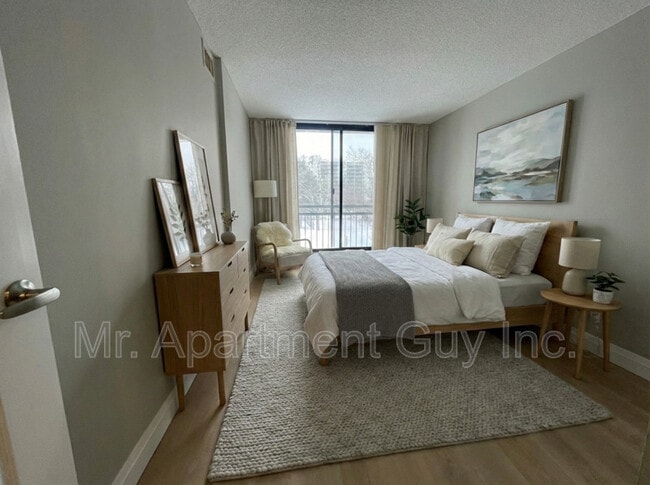 Photo du bâtiment - 2200 Sherobee Rd