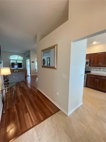 Foto del edificio - 11240 Hollander Ave