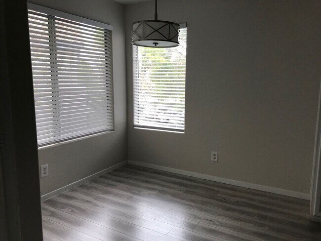 Foto del edificio - Beautiful 2 bedroom 2 bath upstairs condo