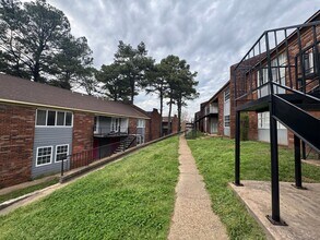 Building Photo - 2295 Candlewyck Cir