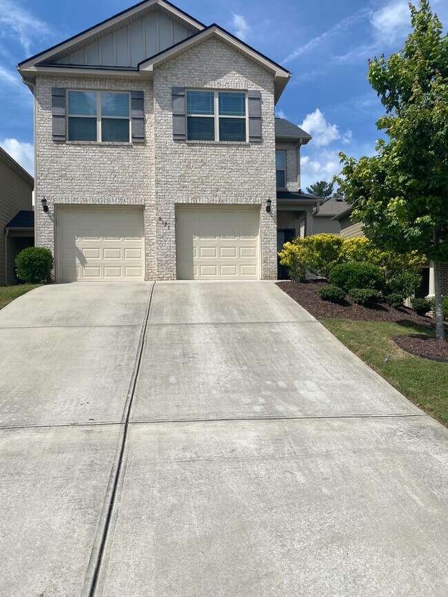 Building Photo - 6121 Hickory Lane Dr
