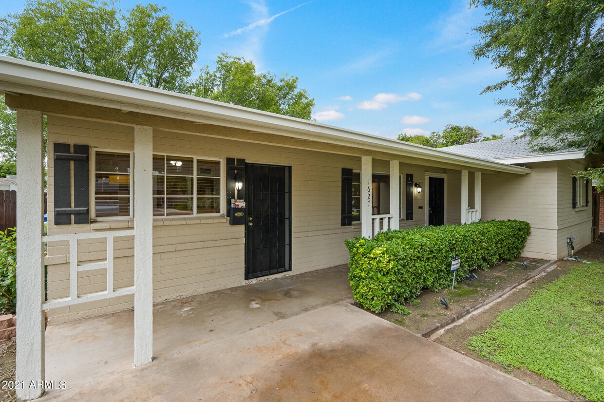 Primary Photo - 1627 E Solano Dr