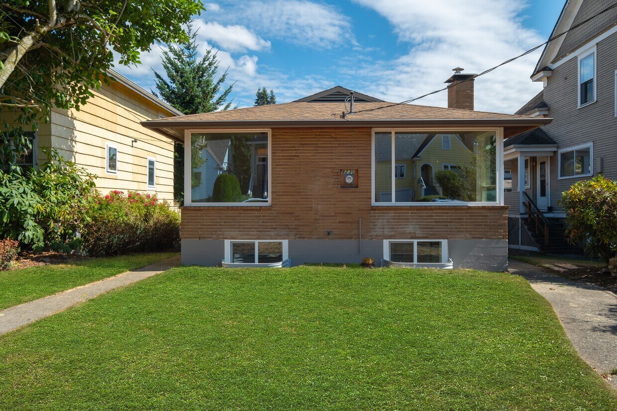 Primary Photo - 8230 Ashworth Ave N