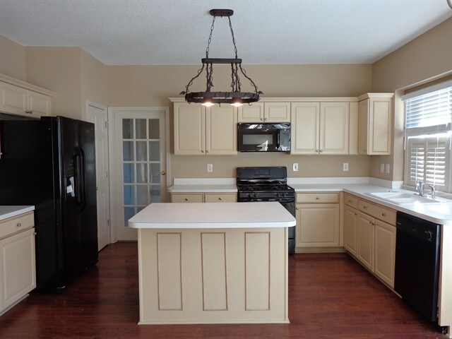 Building Photo - 480 Leasingham Way