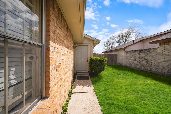 Foto del edificio - 15242 Peachmeadow Ln