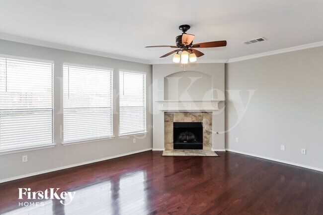 Foto del edificio - 719 Hickory Ln