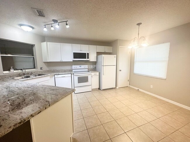 Building Photo - Charming 2-Bedroom Townhome with Bonus Roo...