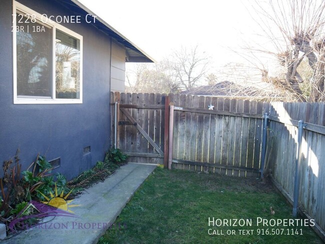 Building Photo - 2 Bed 1 Bath 827 Sq. Ft. Citrus Heights Du...