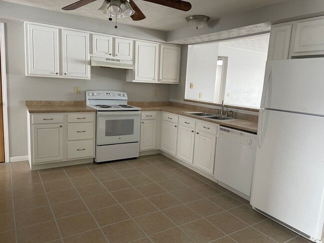 Foto del edificio - Wonderful Spacious Brick Ranch 3br 2ba hom...