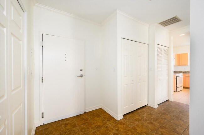 Foto del edificio - 1700 Riverwoods Dr