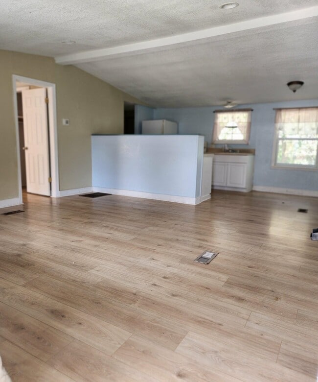 Building Photo - 890 Poinsettia Rd