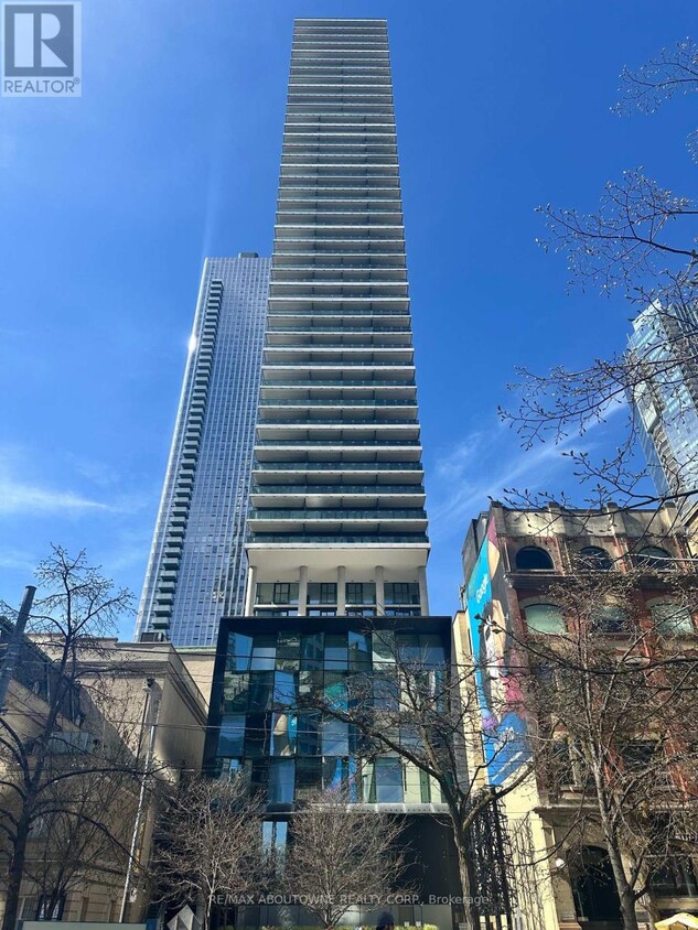 Primary Photo - 224-1224 King St W