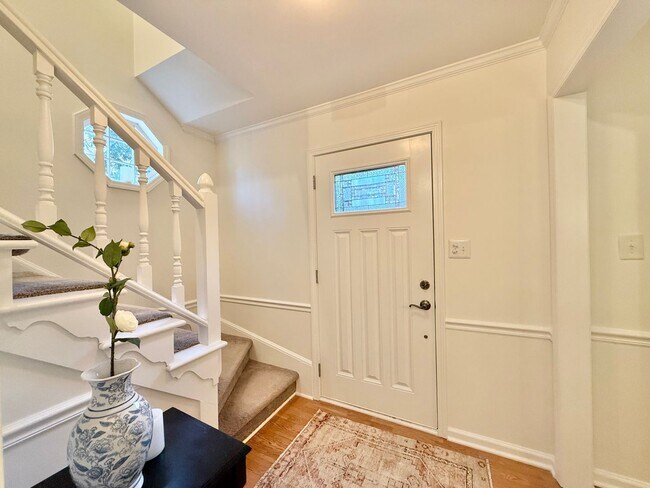 Foto del edificio - Updated 3BD, 2.5BA Raleigh Home with Modern Finishes and Fenced Yard in a Prime Location